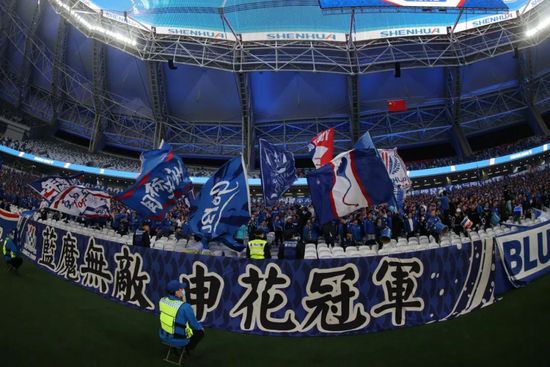 ;新一代女排海报中，冠军队员们身着蓝白球衣，驰骋赛场，将观众的记忆拉回那经典一战2016年里约奥运会中国女排对战巴西！那一战，扭转了里约奥运原本不利的赛局